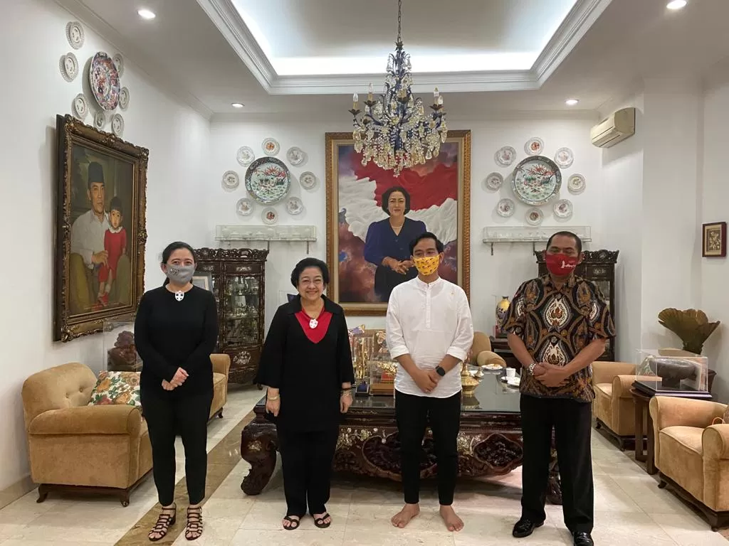 (Ki-Ka: Puan Maharani, Megawati, Gibran Rakabuming, FX Hadi Rudyatmo di kediaman Megawati, Jalan Teuku Umar, Jakarta, Rabu (5/8/2020). (DPP PDIP)