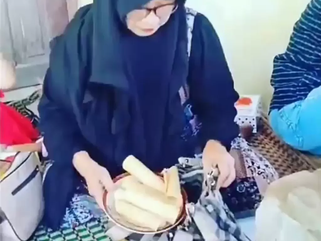 Aksi emak-emak masukkan makanan dalam tas. (Instagram)