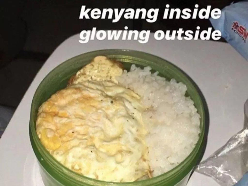 Wadah bekas skincare jadi tempat bekal nasi dan telur. (photo/Instagram/@receh.id)