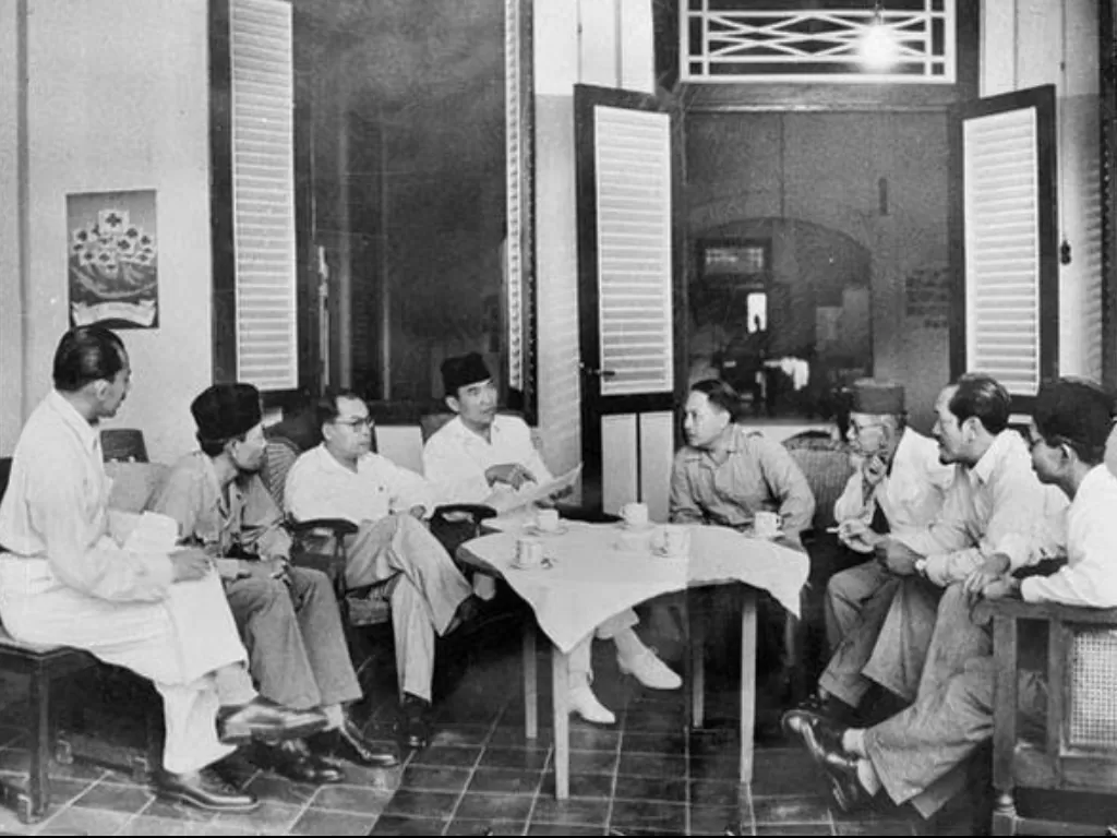 Soekarno dan para tokoh perjuangan saat merumuskan naskah proklamasi kemerdekaan Indonesia (Wikipedia)