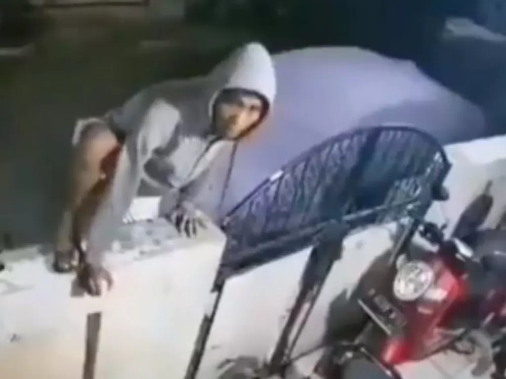 Pencuri kabur setelah melihat CCTV. (Screenshot)