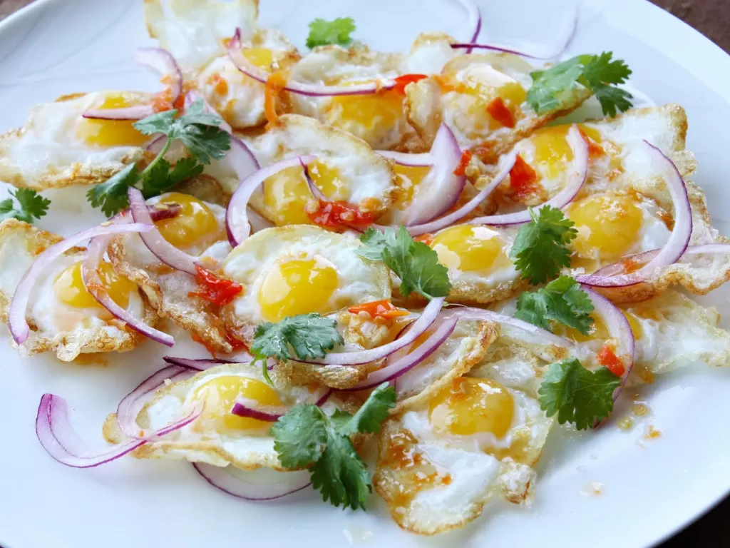 Yam Khai Dao atau salad telur goreng Thailand. (shesimmers.com)