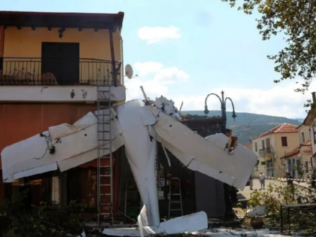 Kecelakaan pesawat di Yunani. (AP Photo/Ilias Kotsireas)
