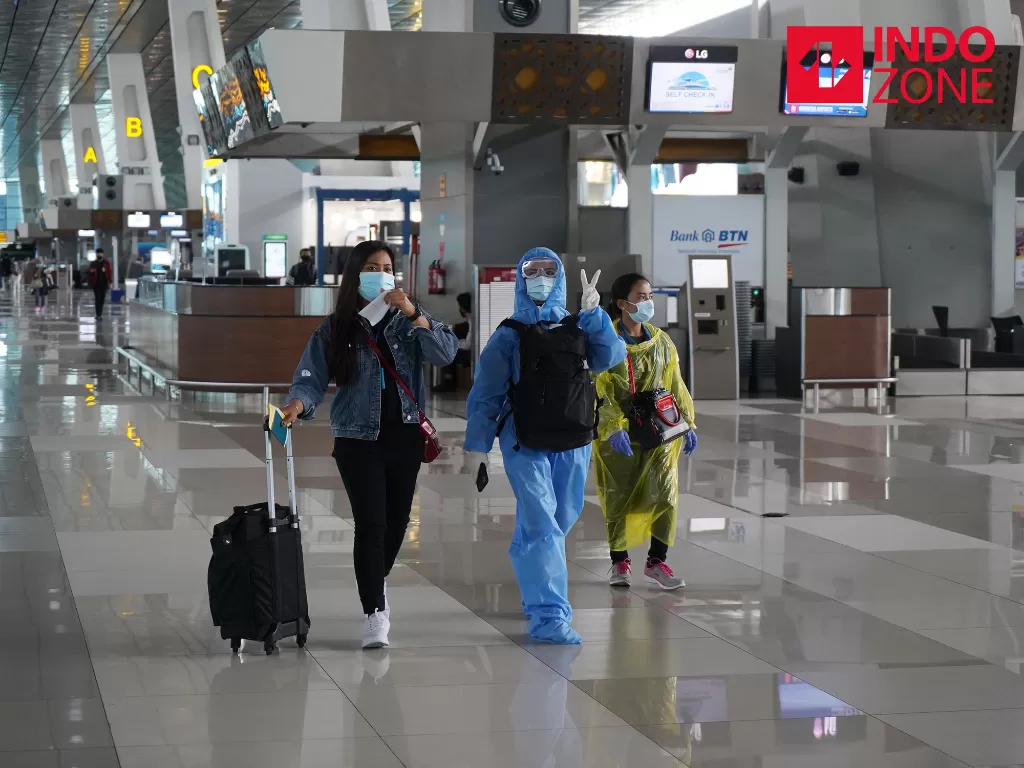 Calon penumpang memakai alat pelindung diri (APD) berada di Terminal 3 Bandara Soekarno Hatta, Tangerang, Banten, Jumat (24/4/2020). (INDOZONE/Arya Manggala)