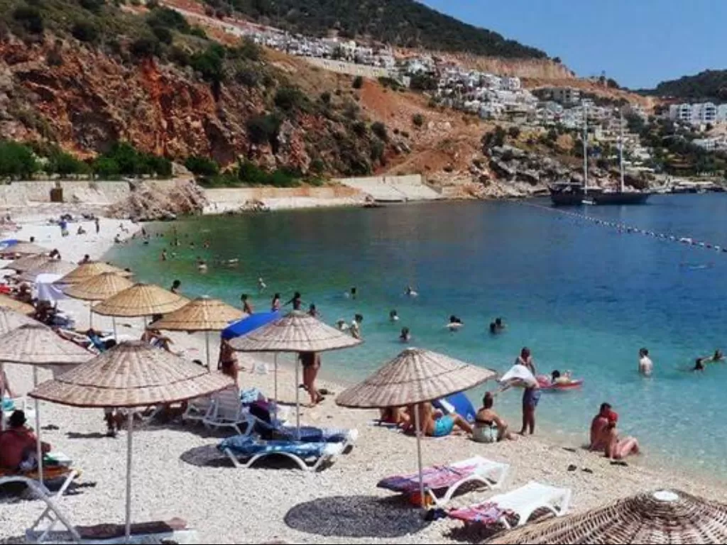 Ilustrasi pantai di Turki yang ramai pengunjung. (traveltriangle.com)