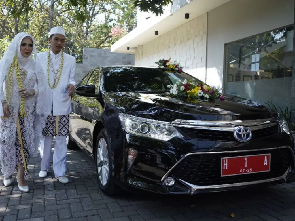Pengantin yang meminjam mobil dinas wali kota Semarang. (Instagram/@hendrarprihadi)