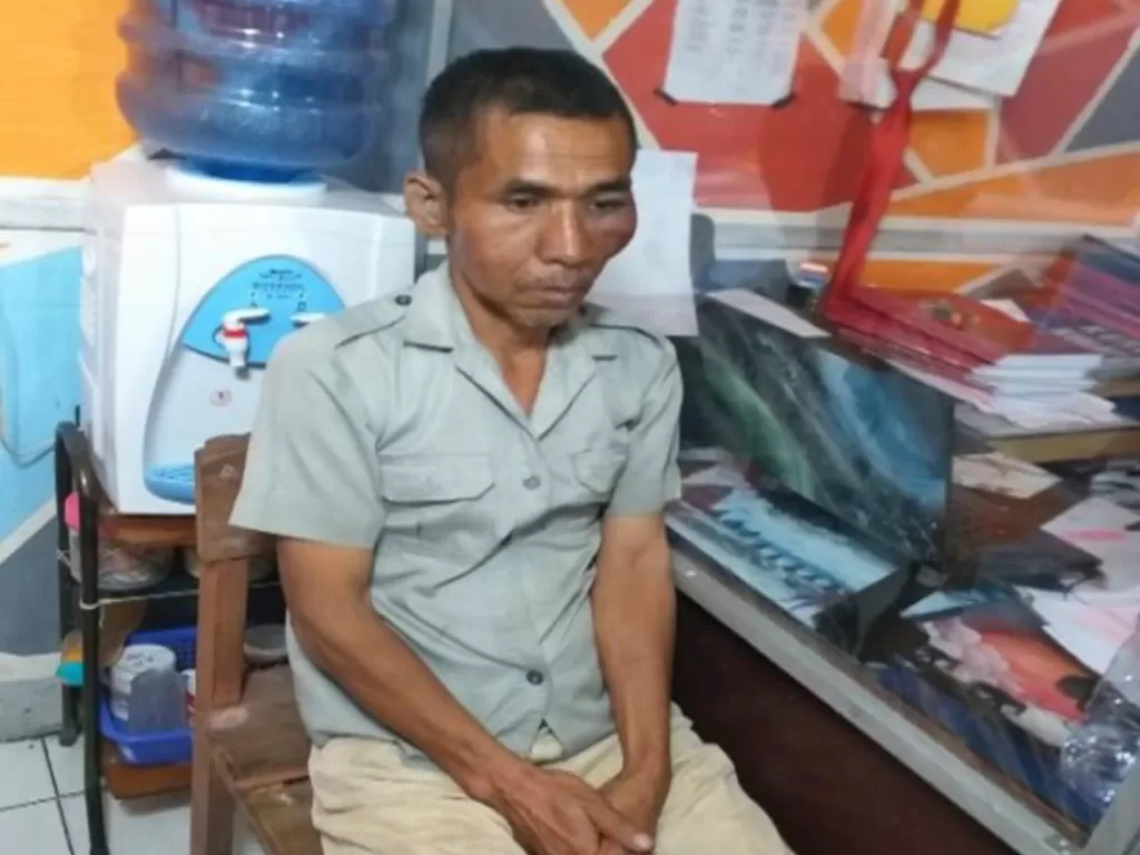 Sahat Tobing (52), warga Desa Garoga Sibargot, Kecamatan Garoga, Taput, pelaku pencurian sepeda motor di wilayah Tarutung, saat diamankan di Mapolres Taput. (Photo/ANTARA/HO)