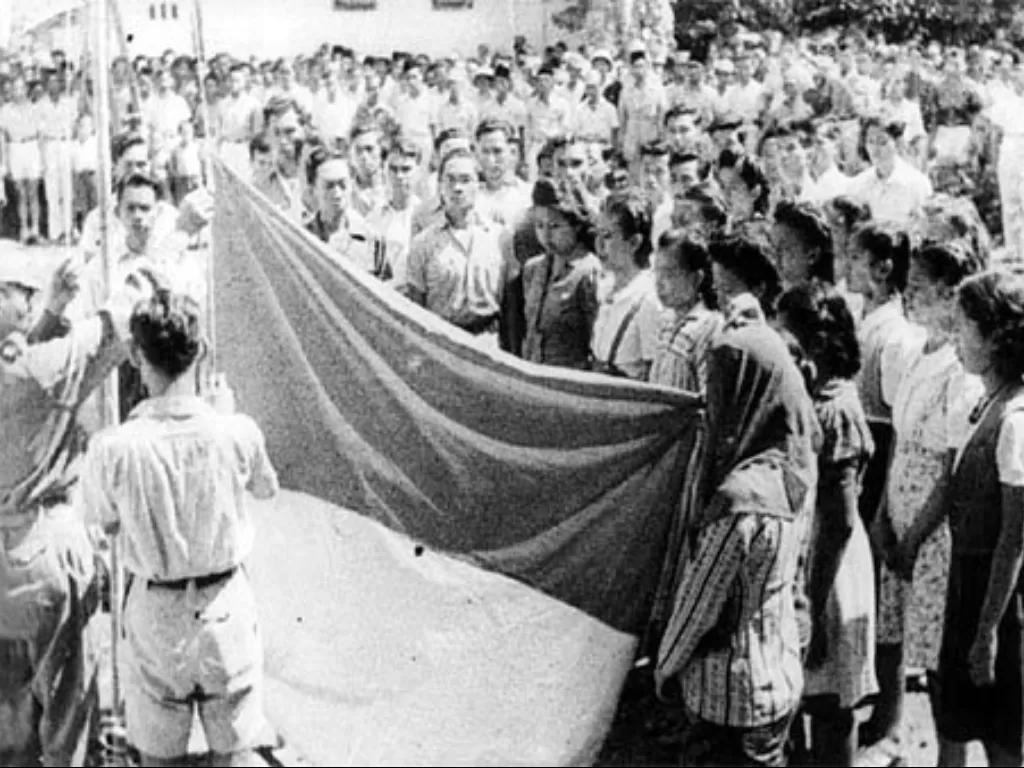 Pengibaran bendera Merah Putih usai pembacaan Proklamasi Kemerdekaan (Wikipedia)