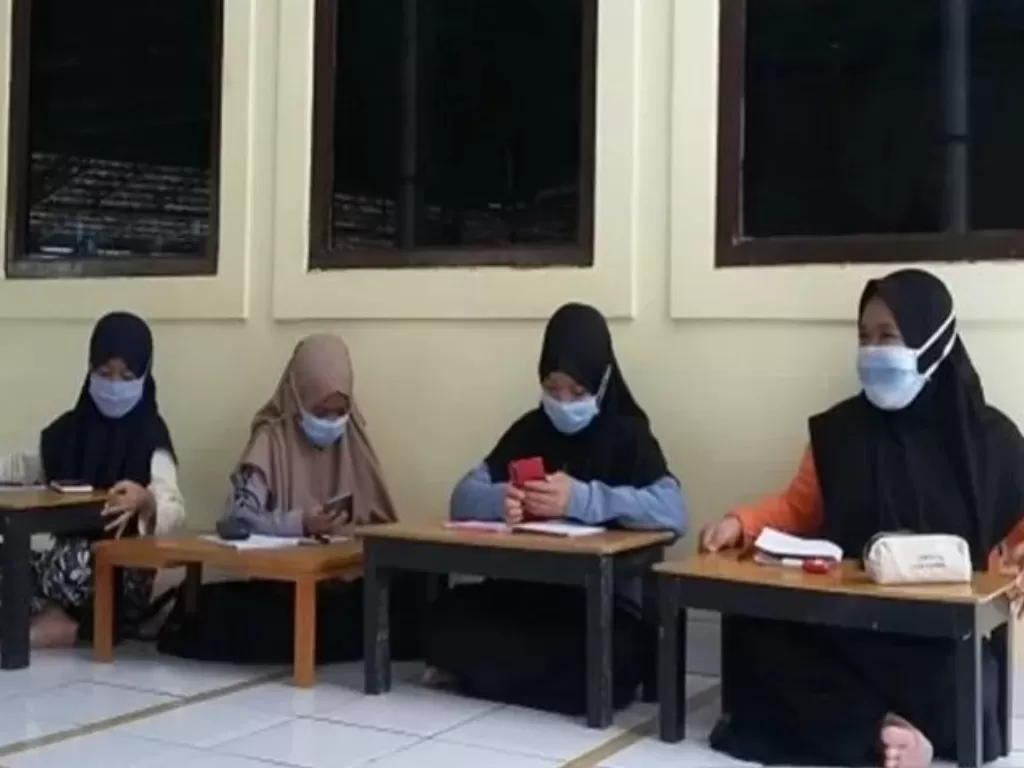 Dhia Aprilia, Melisa, Nadya dan Piyona murid kelas 6 SDN Alalak Utara 1 Banjarmasin sedang mengikuti proses belajar secara online menggunakan fasilitas wifi gratis di Masjid Muhammadiyah Al Muhajirin. (Photo/ANTARA/ohi)