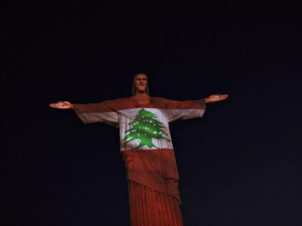 Patung Ikonik di Brazil dinyalakan dengan bendera Lebanon (REUTERS/RICARDO MORAES)