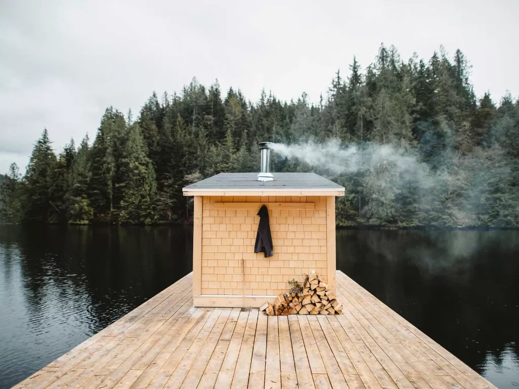 Sauna terapung di Kanada. (pinterest/NATHANIEL ATAKORA)