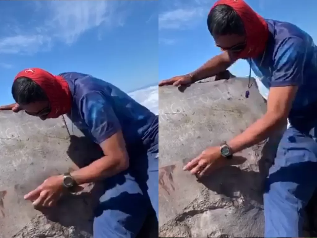 Pria yang bersihkan coretan di Gunung Agung (photo/Instagram/@adenancakep67)