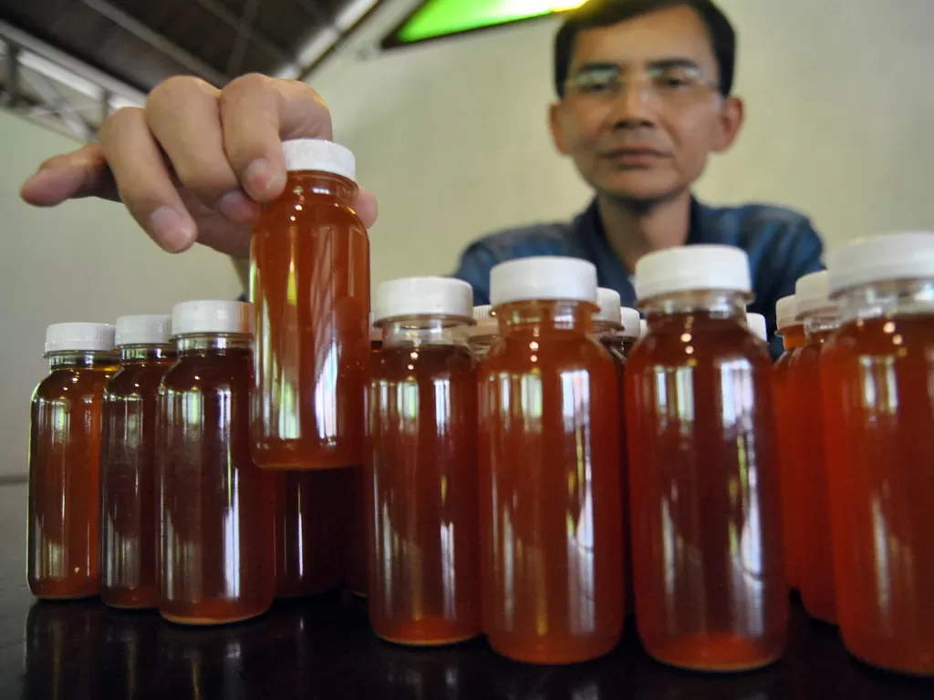 Peneliti Hadi Pranoto menunjukkan ramuan herbal untuk antibodi mencegah Covid-19, di Kota Bogor, Jawa Barat, Senin (3/8/2020). (ANTARA FOTO//Arif Firmansyah)