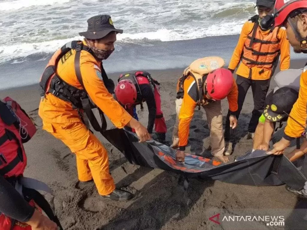Tim SAR Gabungan evakuasi korban tenggelam karena kecelakaan laut di Pantai Goa Cemara Bantul, DIY. ANTARA/HO-Humas Basarnas