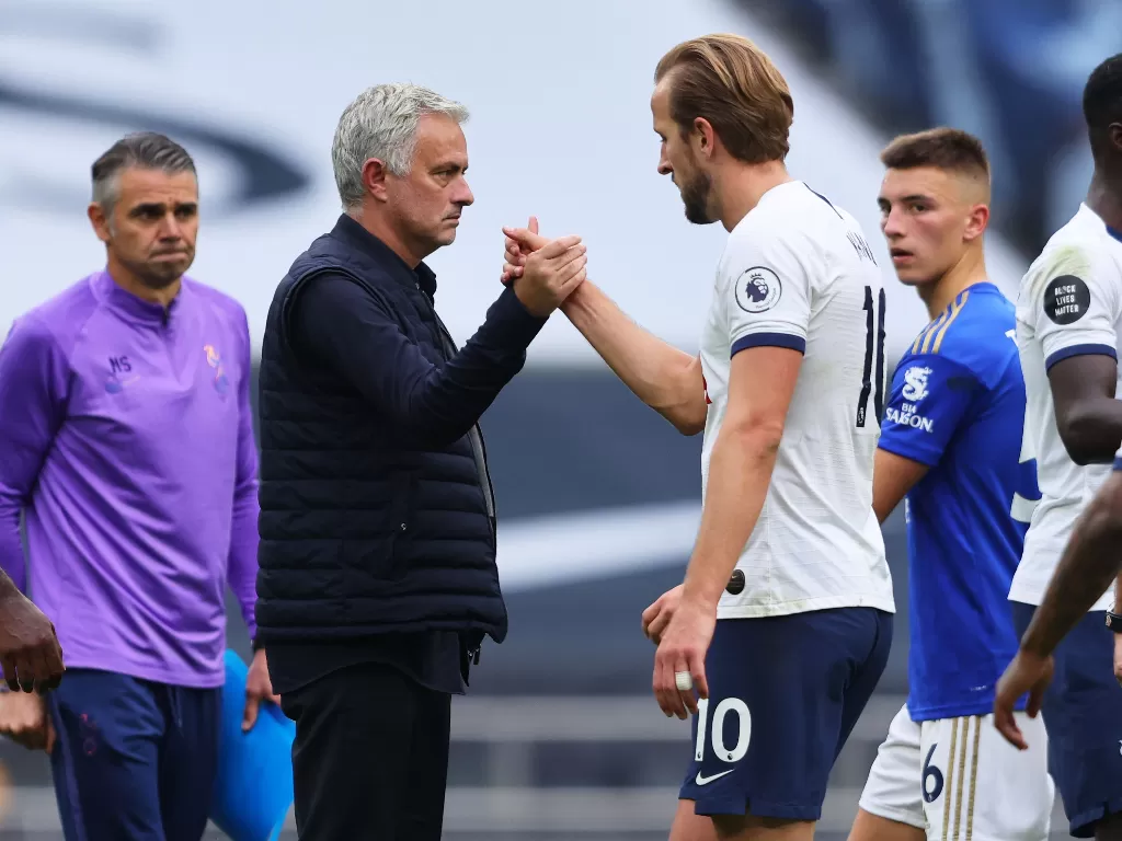 Jose Mourinho dan Harry Kane. (REUTERS/RICHARD HEATHCOTE)