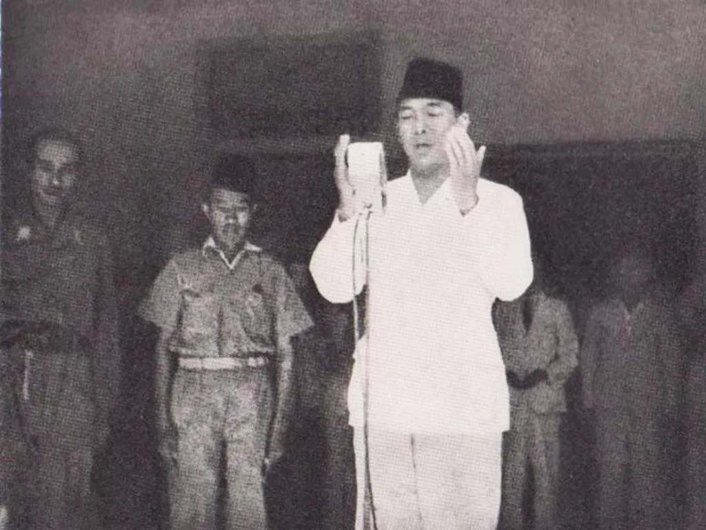 Ir. Soekarno usai membacakan proklamasi kemerdekaan Indonesia (Wikipedia)