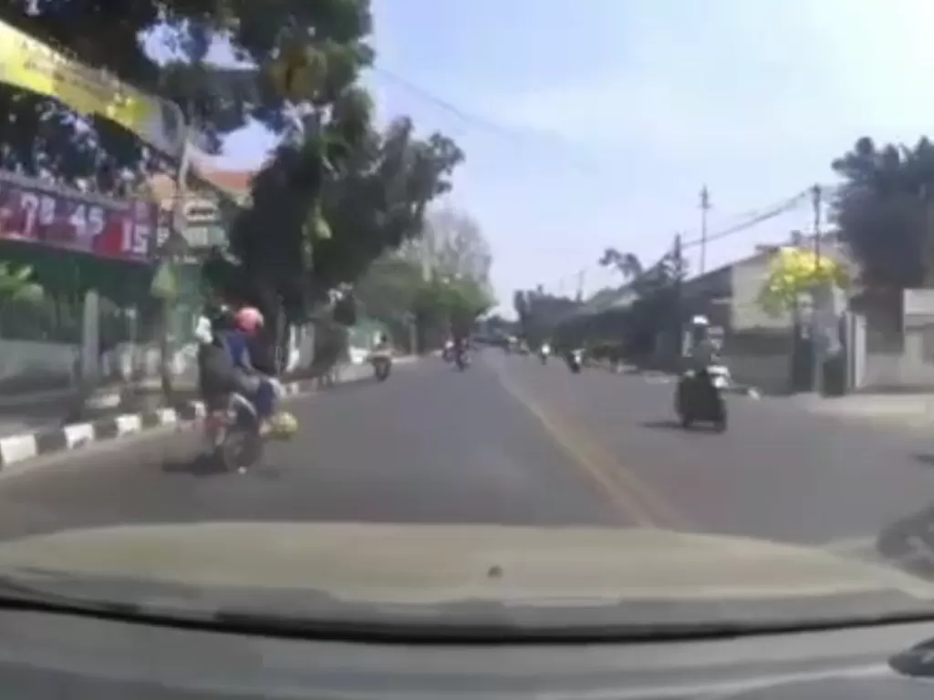 Tabung gas terjatuh dari motor. (Screenshoot/Instagram/@dashcam_owners_indonesia)