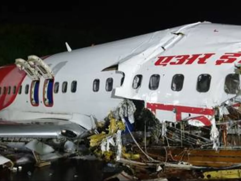 Pesawat Air India jatuh. (thehindu.com)