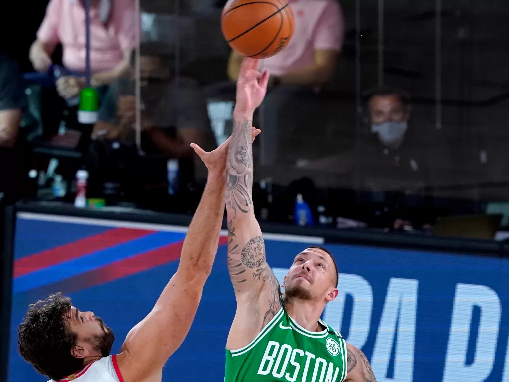 Marc Gasol dari Raptors (33) dan Daniel Theis dari Boston Celtics (27) melakukan tipoff sebagai pembuka babak pertama (REUTERS/Ashley Landis)