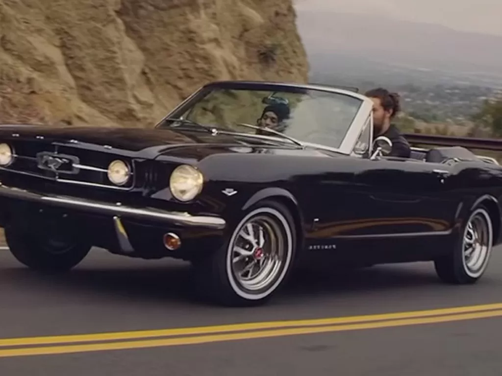 Jason Momoa dan Istri melakukan tes drive Ford Mustang convertible 1965 yang direstorasi. (YouTube/Jason Momoa)