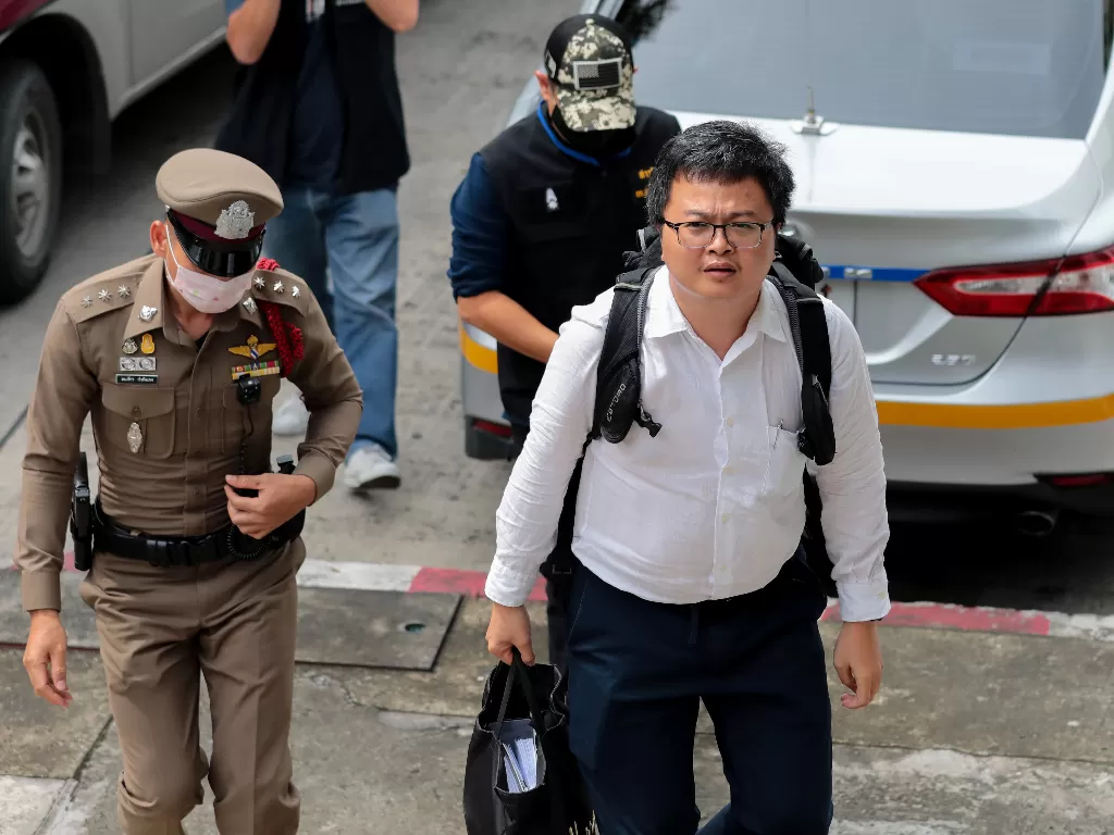 Anon Nampa, salah satu pemimpin protes anti-pemerintah Thailand baru-baru ini, difoto setelah ditangkap (REUTERS/STRINGER)