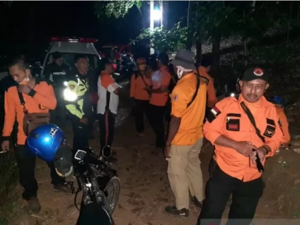 Pusdalops BPBD Situbondo diperbantukan evakuasi jenazah pendaki yang terpeleset di tebing Gunung Piramid, Bondowoso, Minggu (9/8/2020) malam. (ANTARA)