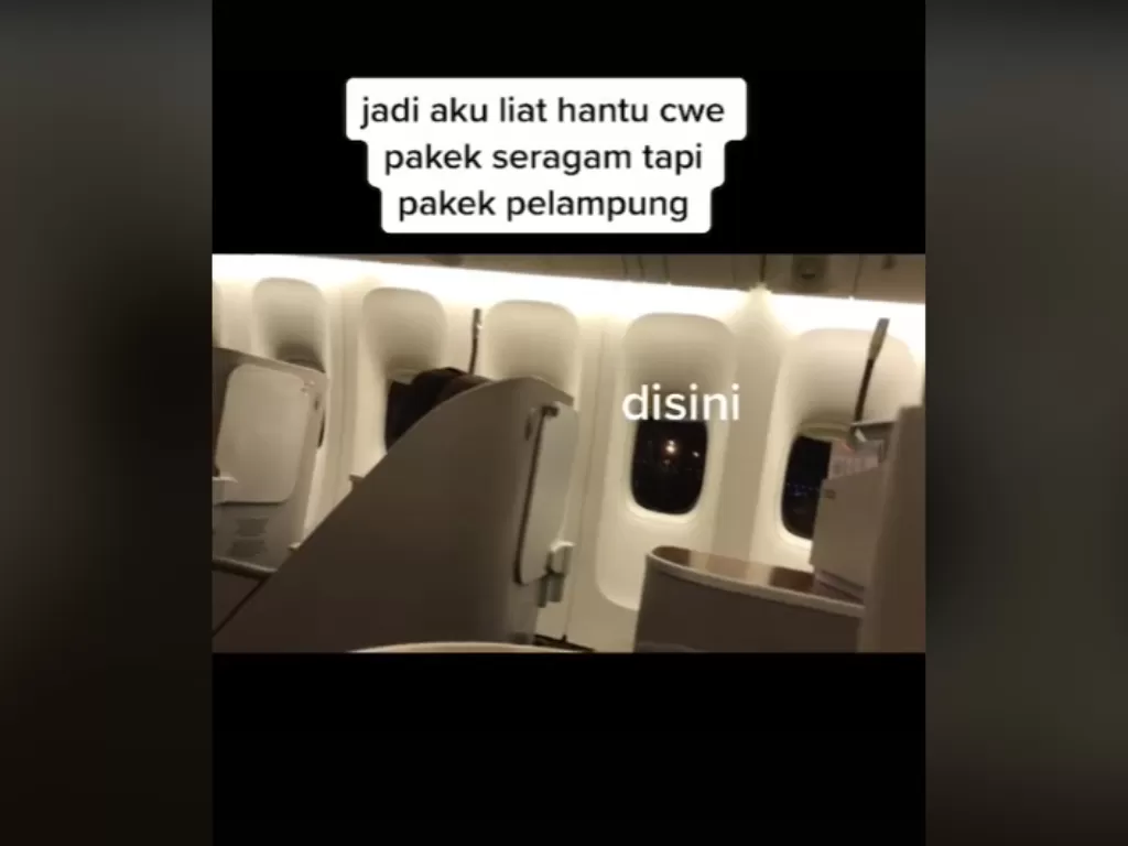 Seorang wanita melihat sosok hantu di dalam kabin pesawat (Tiktok)