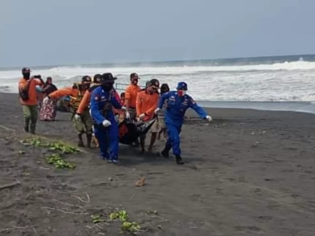 Proses evakuasi korban tewas hanyut di Pantai Goa Cemara. (Foto: Humas Basarnas)