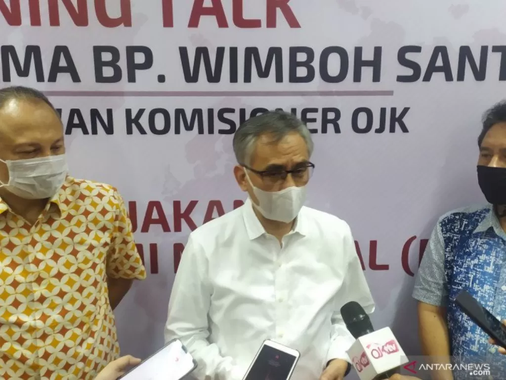 Ketua Dewan Komisioner OJK, Wimboh Santoso (tengah) di Bandung, Minggu (9/8/2020). (ANTARA/Bagus Ahmad Rizaldi)