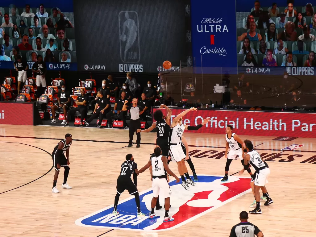 Center Brooklyn Nets Jarrett Allen (31) dan center LA Clippers Ivica Zubac (40) melakukan tip pembukaan (REUTERS/Kim Klement)