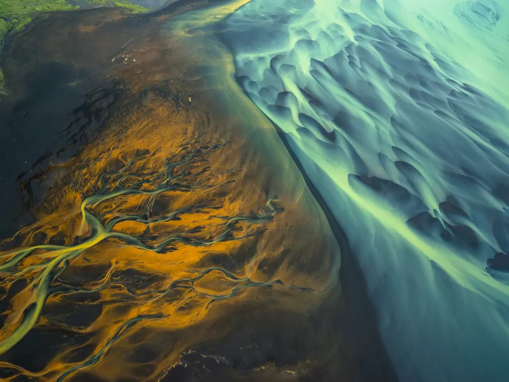 Sungai Glasial Islandia dalam lukisan abstrak. (Pinterest/CHRIS BURKARD)