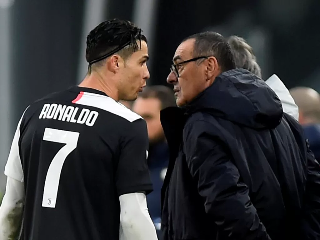 Maurizio Sarri dan Cristiano Ronaldo. (REUTERS/Massimo Pinca)