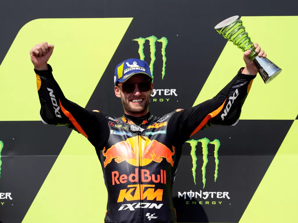 Brad Binder dari Red Bull KTM Factory Racing merayakan kemenangan balapan MotoGP (REUTERS/DAVID W CERNY)