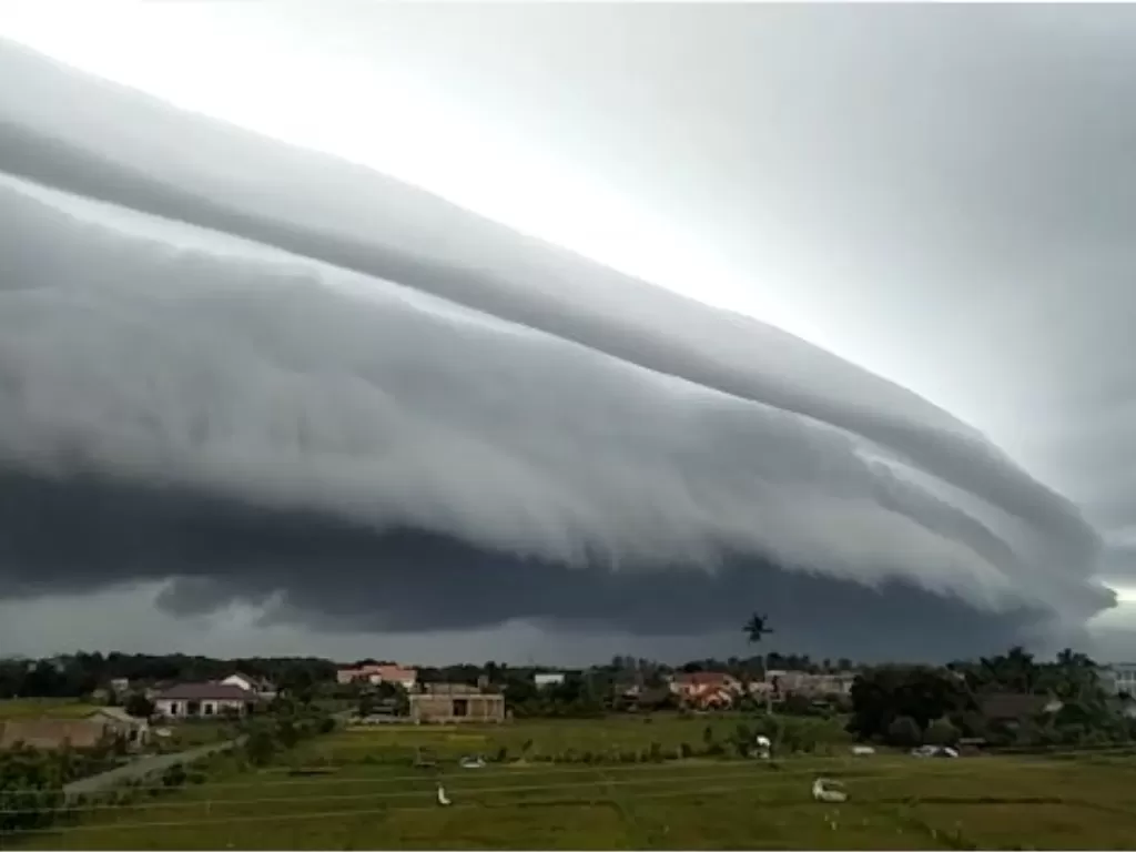 Penampakan awan badai seperti gelombang Tsunami di langit Meulaboh, Aceh Barat, Senin pagi (10/8/2020). (Foto: Istimewa)