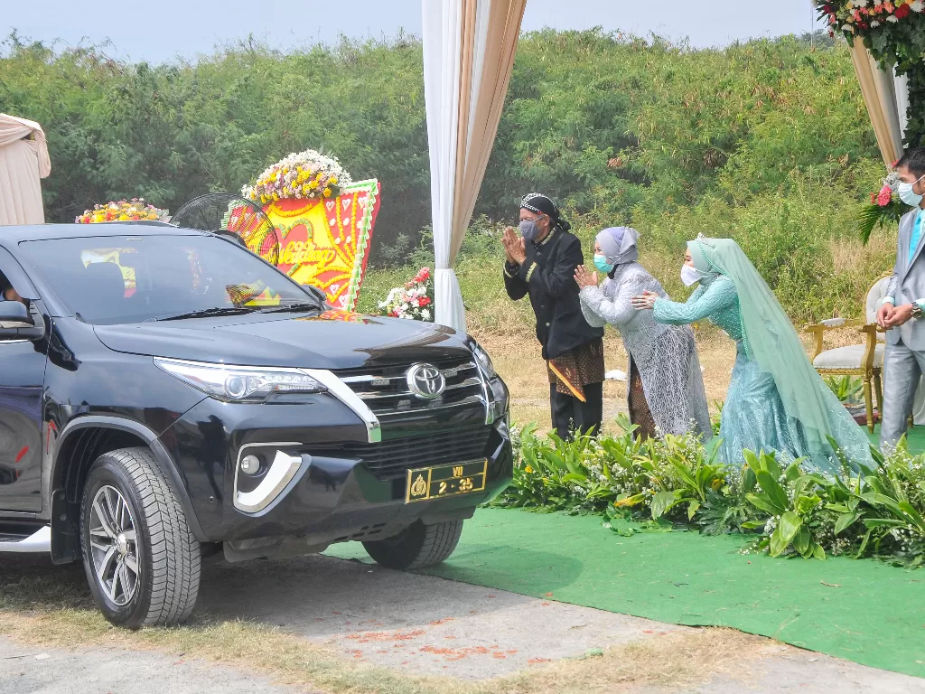 Acara pernikahan drive thru di Bekasi, Jawa Barat, Sabtu (8/8/2020). (ANTARA/Fakhri Hermansyah)