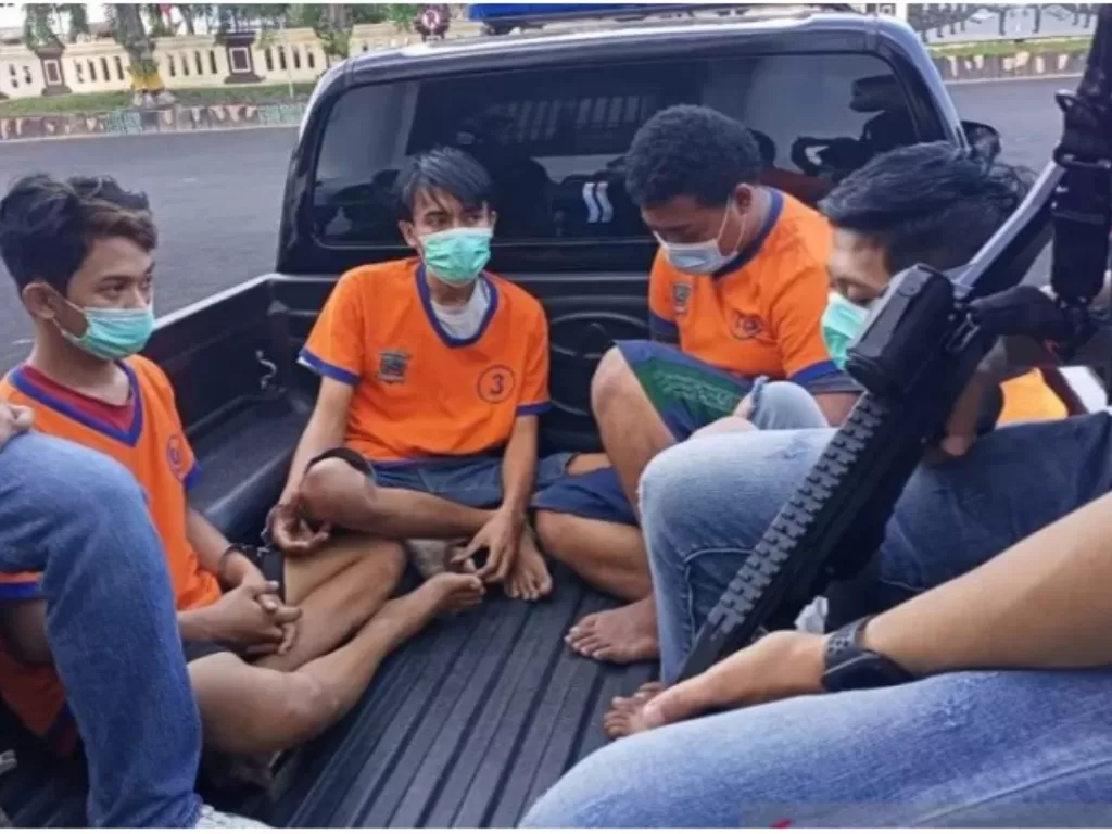 Aparat Polrestabes Surabaya meringkus lima orang komplotan pengedar narkoba jenis sabu-sabu, salah satunya ditembak mati, Senin (10/8/2020). (ANTARA/Hanif Nashrullah)