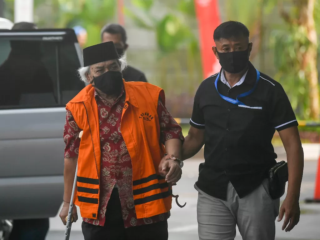 Tersangka mantan anggota DPRD Provinsi Sumatera Utara periode 2009-2014 Syamsul Hilal (kiri) tiba untuk menjalani pemeriksaan di gedung KPK, Jakarta, Senin (10/8/2020). ANTARA FOTO/Nova Wahyudi