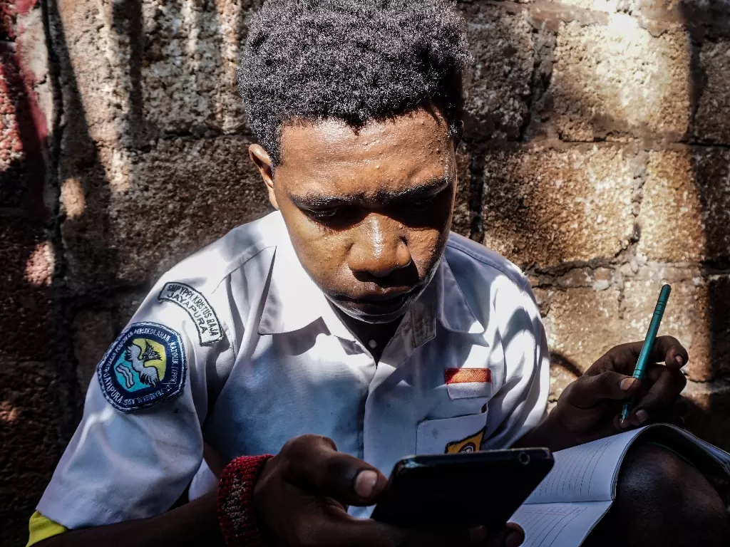 Yonas Kedeikoto (15) mengikuti proses belajar mengajar secara daring di Kota Jayapura, Papua (ANTARA FOTO/Indrayadi TH)