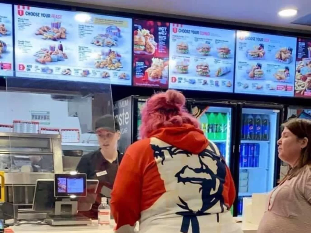 Pemesan KFC yang mengenakan baju KFC (Twitter/itsnotgonewell)