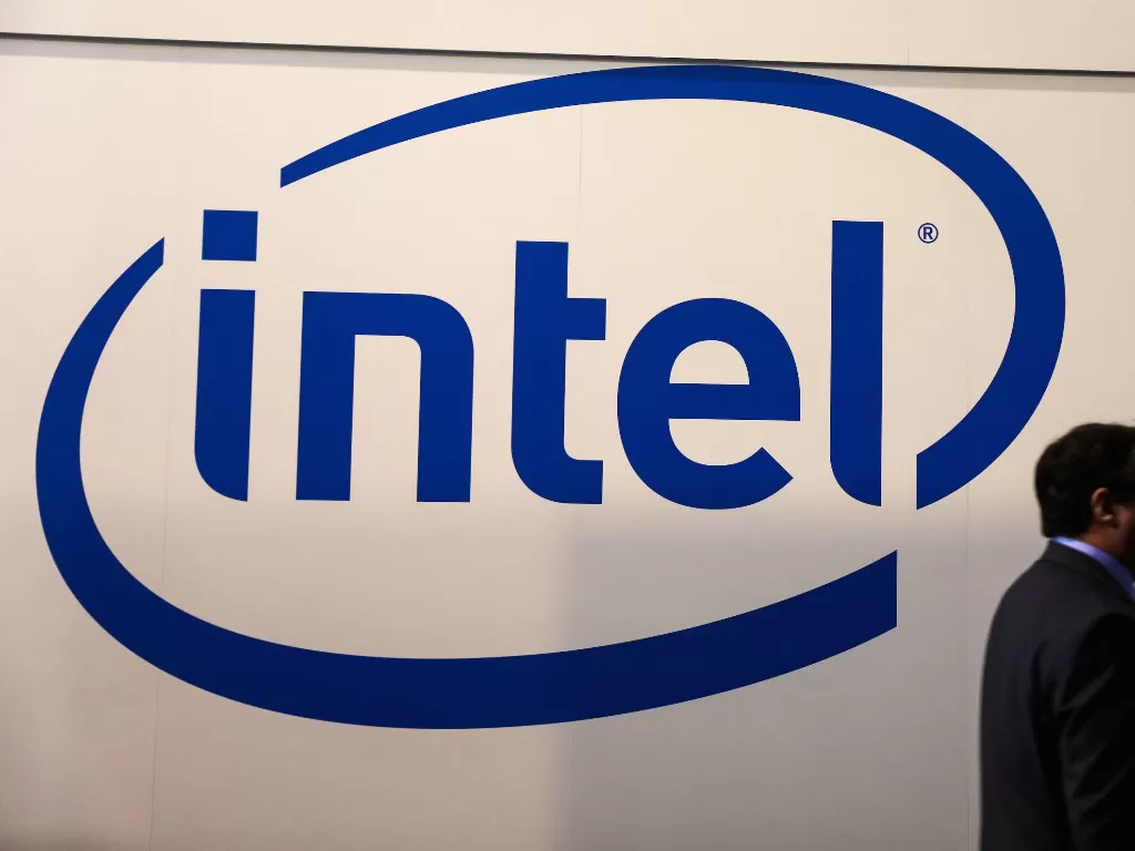 Logo perusahaan Intel di MWC Barcelona, Spanyol (photo/REUTERS/Sergio Perez)