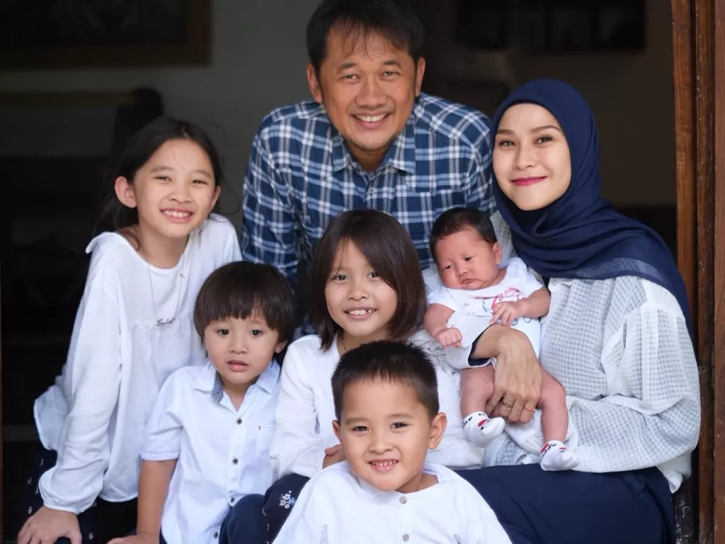 Keluarga Zaskia Adya Mecca dan Hanung Bramantyo. (Instagram/@zaskiadyamecca)