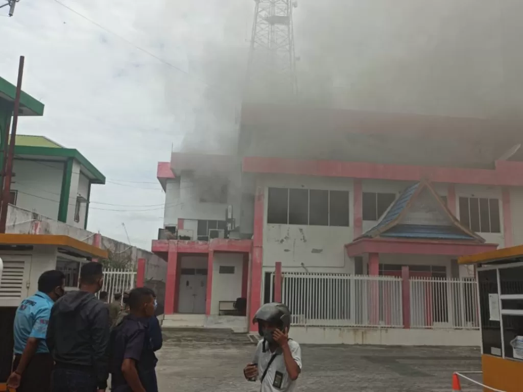 Gedung Telkomsel di Pekanbaru terbakar. (photo/Twitter/@Syamantha5)