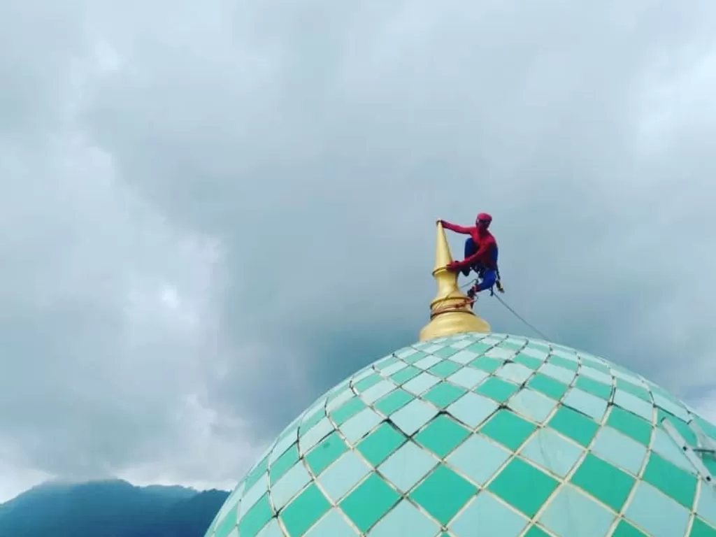 Foto 'spiderman' di atas kubah masjid. (Instagram/@disparpora.kotabaru)