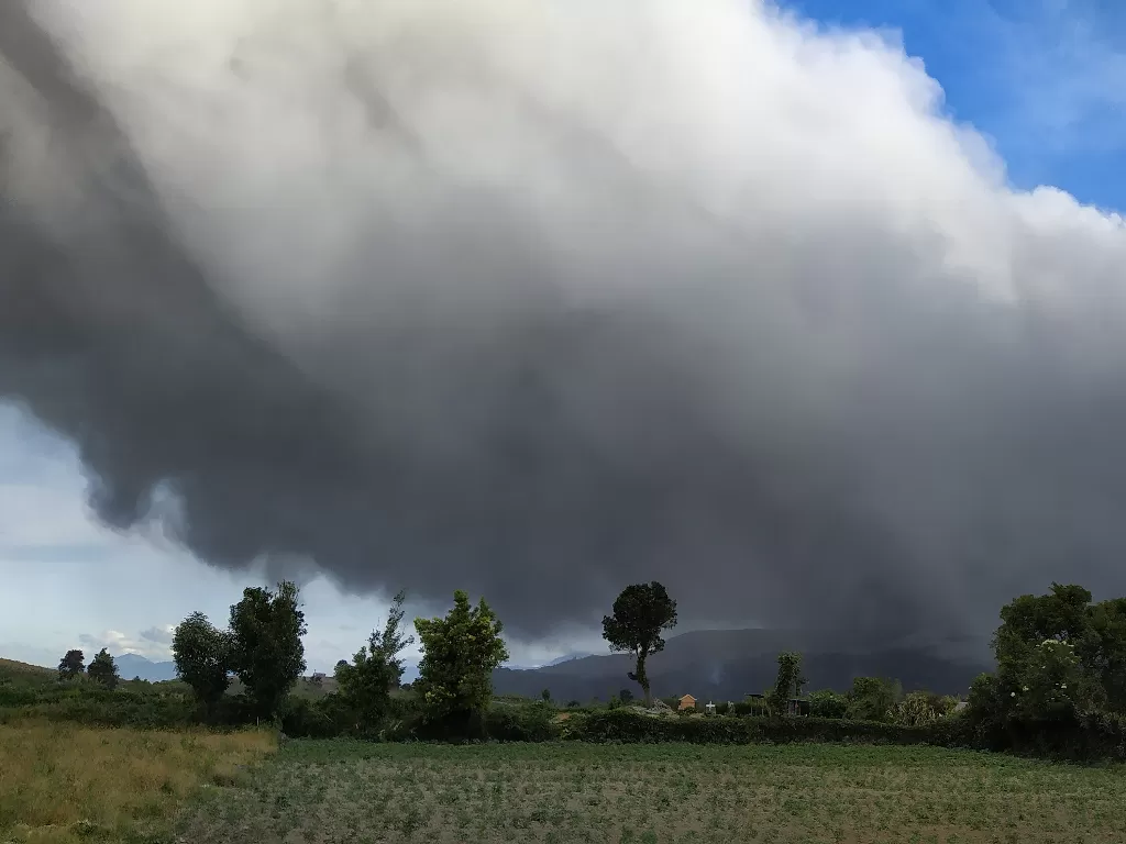 Gunung Sinabung menyemburkan material vulkanik saat erupsi di Karo, Sumatera Utara, Sabtu (8/8/2020). (ANTARA FOTO/Sastrawan Ginting)
