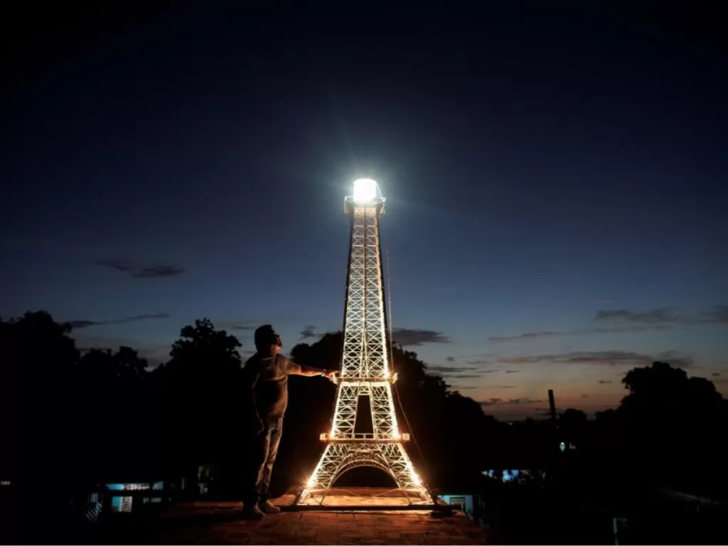 Replika Menara Eiffel di Havana. (REUTERS/Alexandre Meneghini)