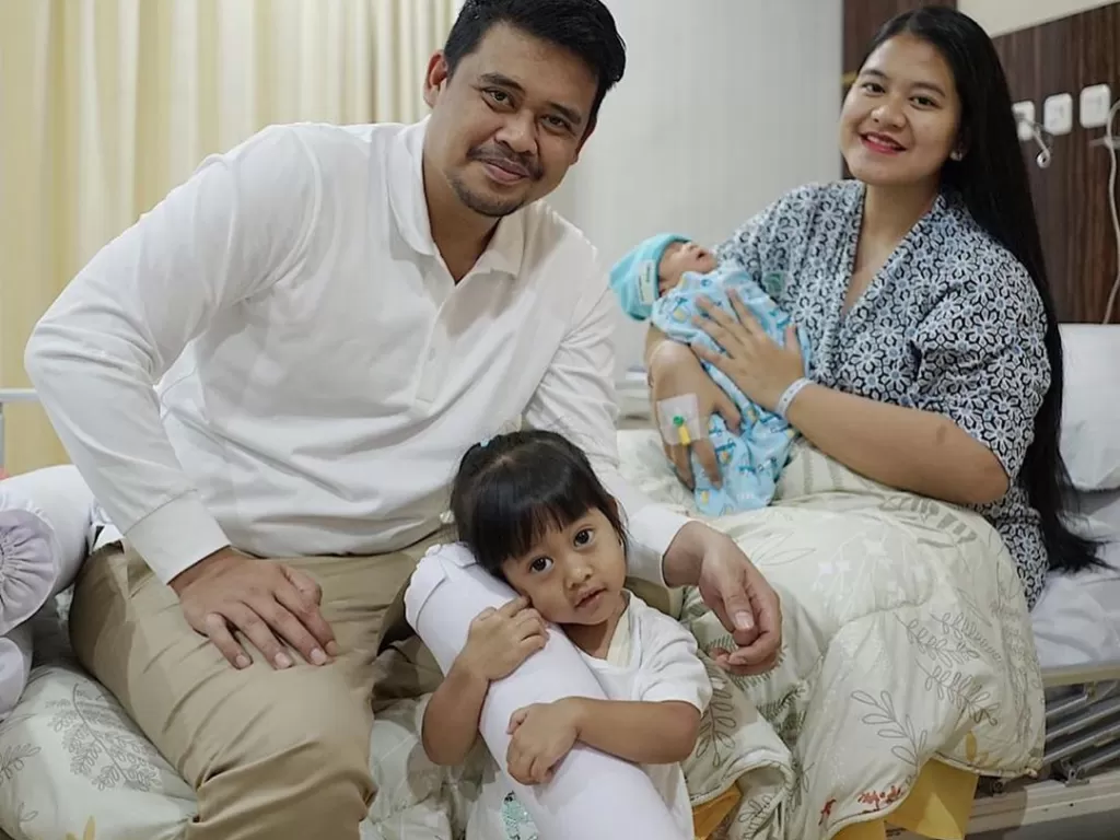 Keluarga Bobby Nasution dan Kahiyang Ayu bersama kedua anaknya. (Instagram/@bobbynst)