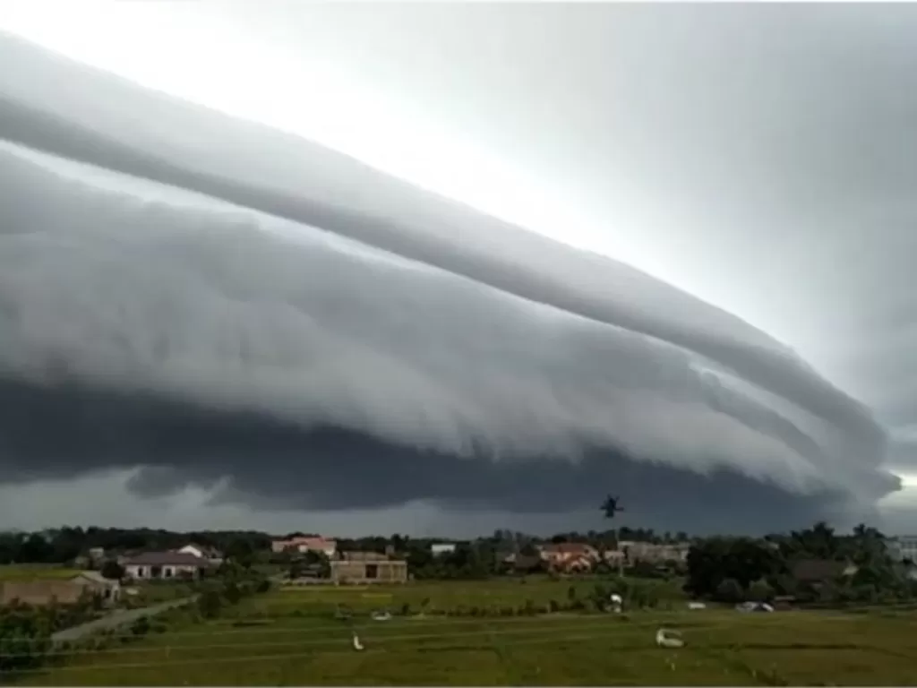 Penampakan awan badai seperti gelombang Tsunami di langit Meulaboh, Aceh Barat, Senin (10/8/2020). (Foto: Istimewa)
