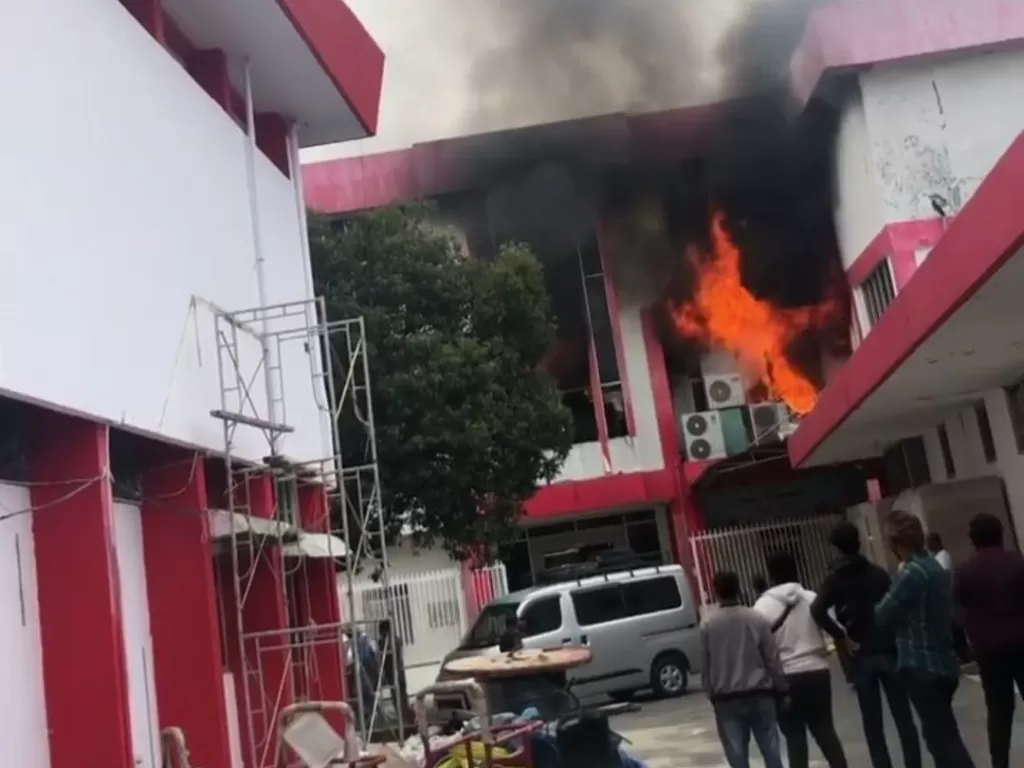 Kantor Telkomsel Pekanbaru kebakaran. (Twitter/@israelinto_naga).