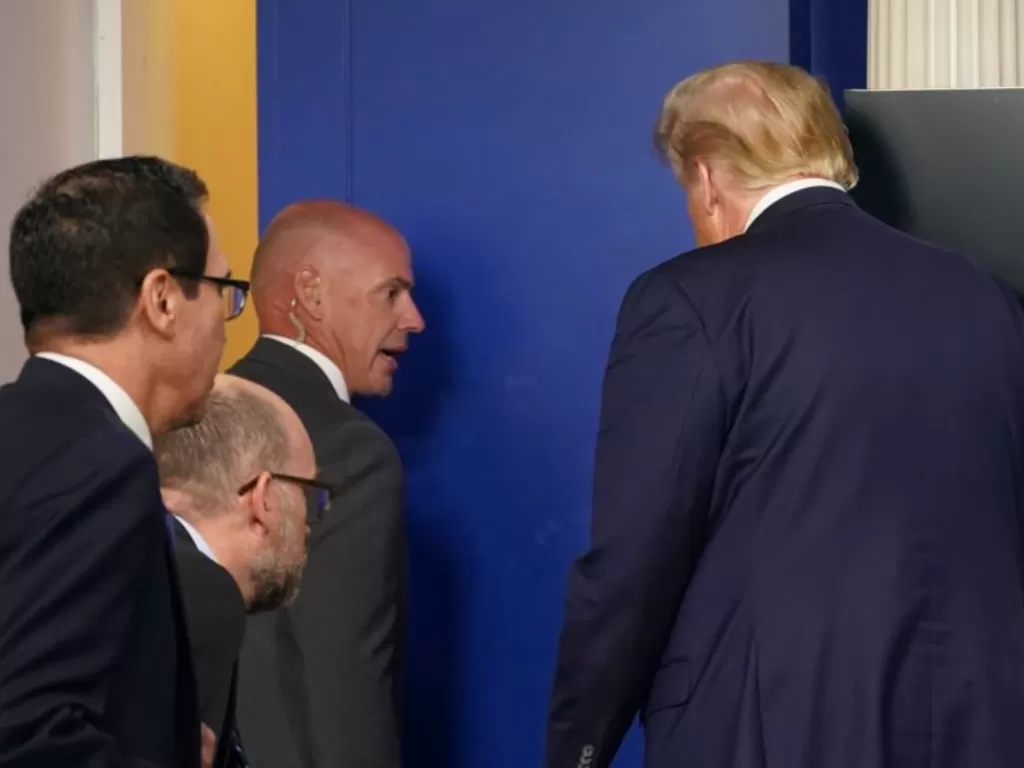 Presiden AS Donald Trump secara tiba-tiba diminta keluar dari ruang briefing Covid-19 di Gedung Putih oleh petugas Secret Service, Senin sore (10/8/2020). (REUTERS/VOA)