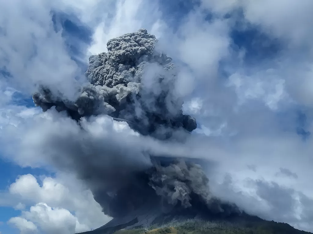 Gunung Sinabung menyemburkan material vulkanik saat erupsi di Karo, Sumatera Utara, Senin (10/8/2020). (ANTARA FOTO/Sastrawan Ginting)